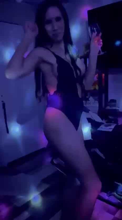 💋 I'm very affectionate, I love touch, pampering, and taking you to the limits of pleasure...
💆‍♂️ Sensual massages, intense caresses, and play without taboos.
🎭 Top and bottom, I adapt to what turns you on the most!

🚀 Totally recharged with good vibes and eager to give you the best of me.
Kisses, pleasure, and lots of fire... 🔥💦
Don't think twice! Come meet me and let yourself go... 😈💖