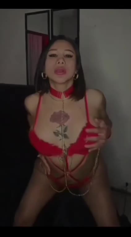 I’m a super sexy and very playful girl 😏 I love passion and turning fantasies into reality 💭🔥 We can switch roles, share deep kisses 💋 and enjoy a moment full of chemistry and connection ✨ I like exploring the bold and fun side of intimacy, always making sure it feels exciting and memorable 💕 Can’t wait to share something special with you 💫
